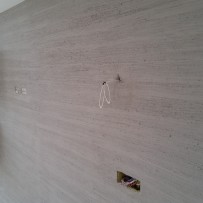 Parete decorata effetto striato e mensola in cartongesso