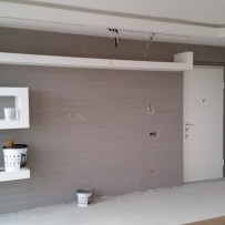 Parete decorata effetto striato e mensola in cartongesso 2